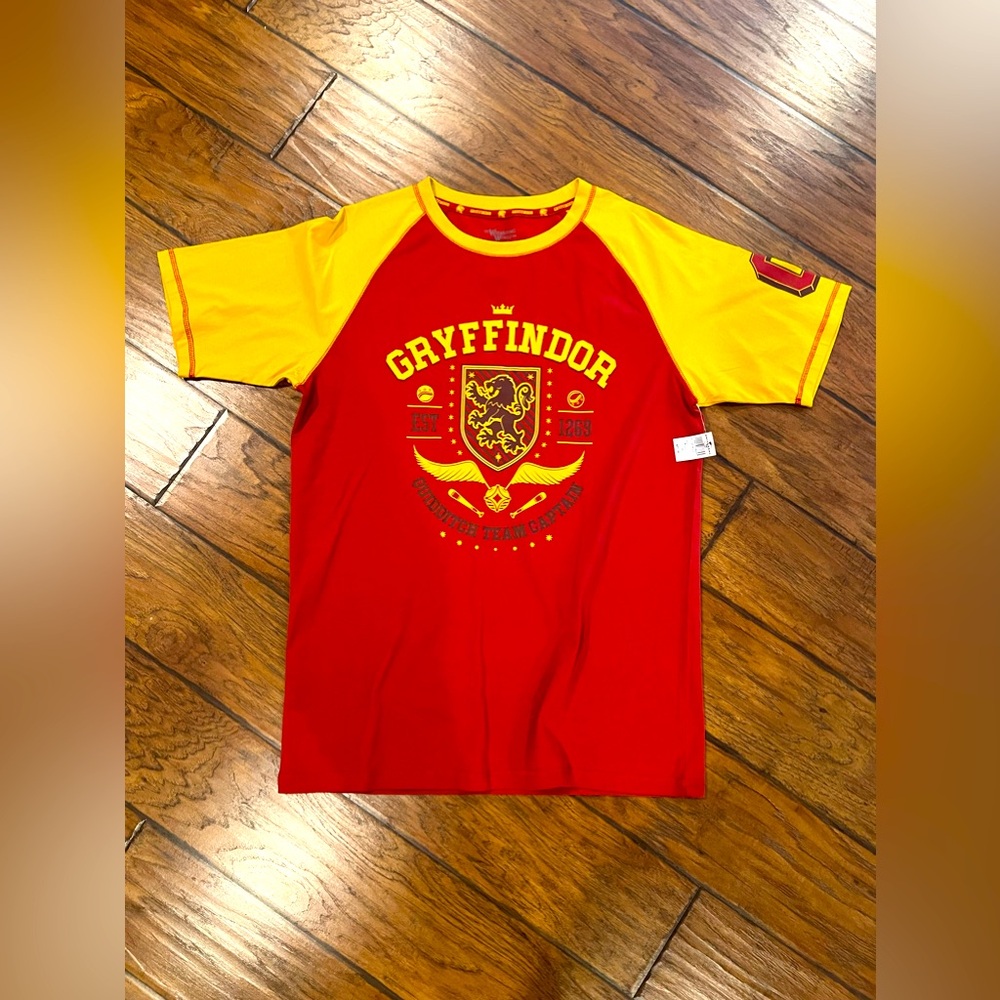 NEW The Wizarding World Gryffindor Tshirt; Men’s large.